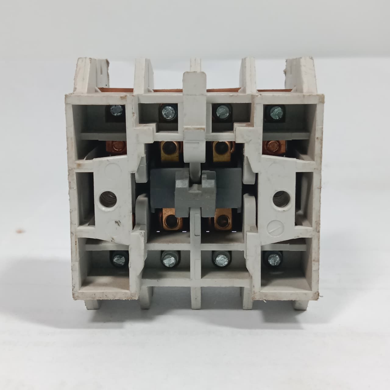 LS Electric UA-4 4-Pole Auxiliary Contact Block in Pakistan thumbnail 3