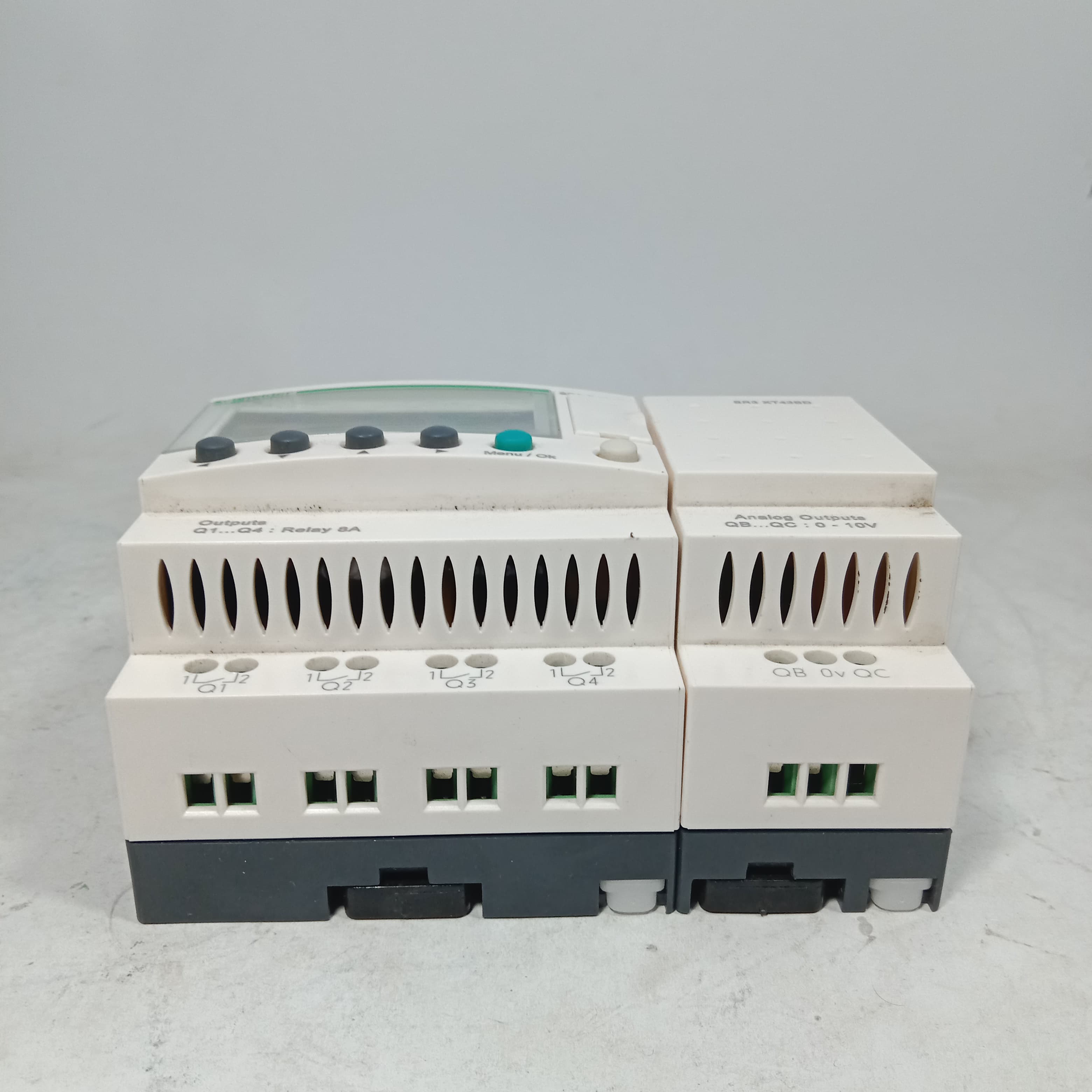 Schneider SR3 B101BD Programmable Logic Controller Module in Pakistan thumbnail 2