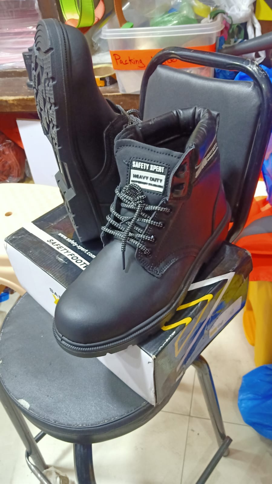 Black Leather Antislip and Heat-Resistant Safety Shoes in Pakistan thumbnail 3