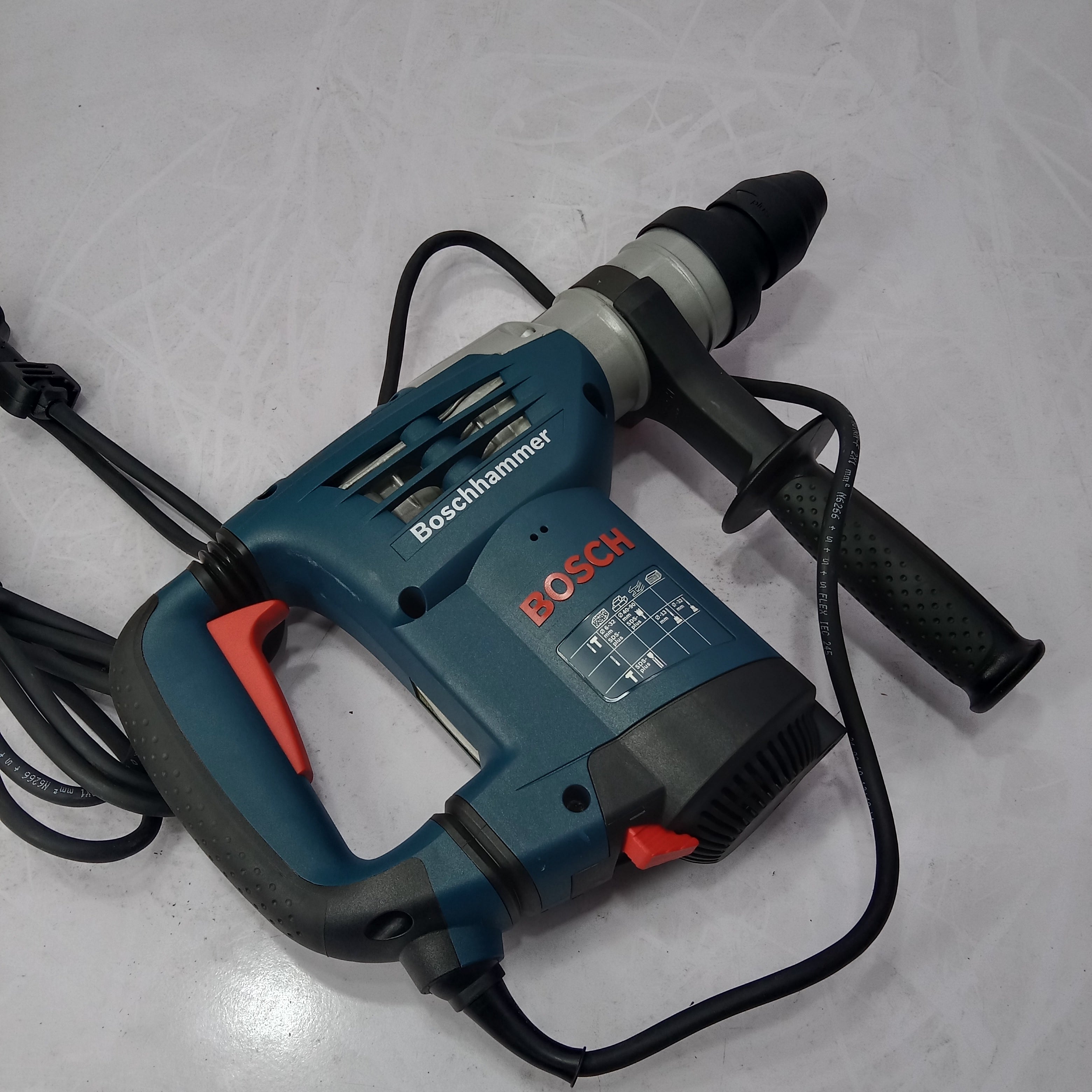 BOSCH GBH 4-32 DFR Professional Drill Hammer Machine Used in fresh condition in Pakistan thumbnail 2