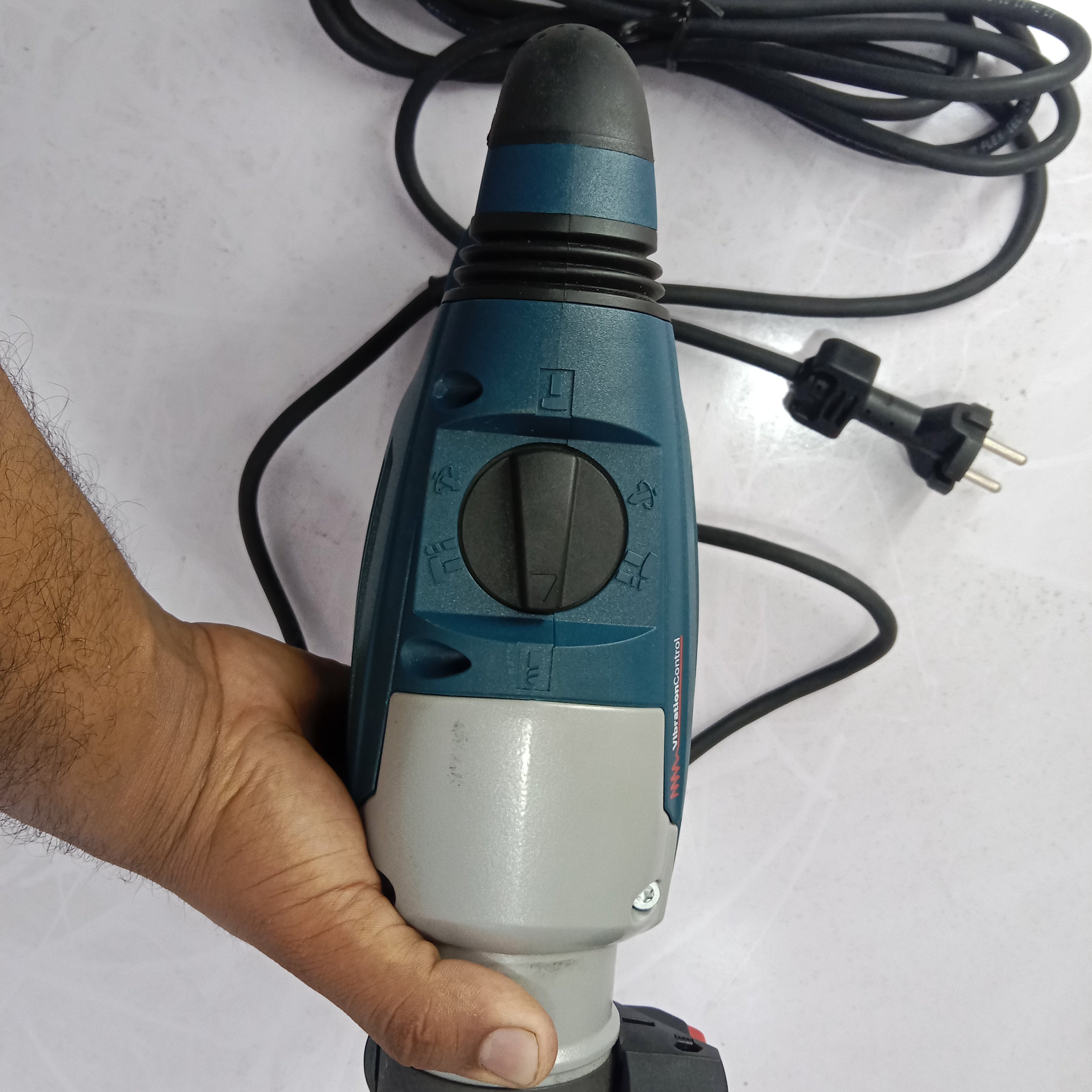 BOSCH GBH 4-32 DFR Professional Drill Hammer Machine Used in fresh condition in Pakistan thumbnail 6