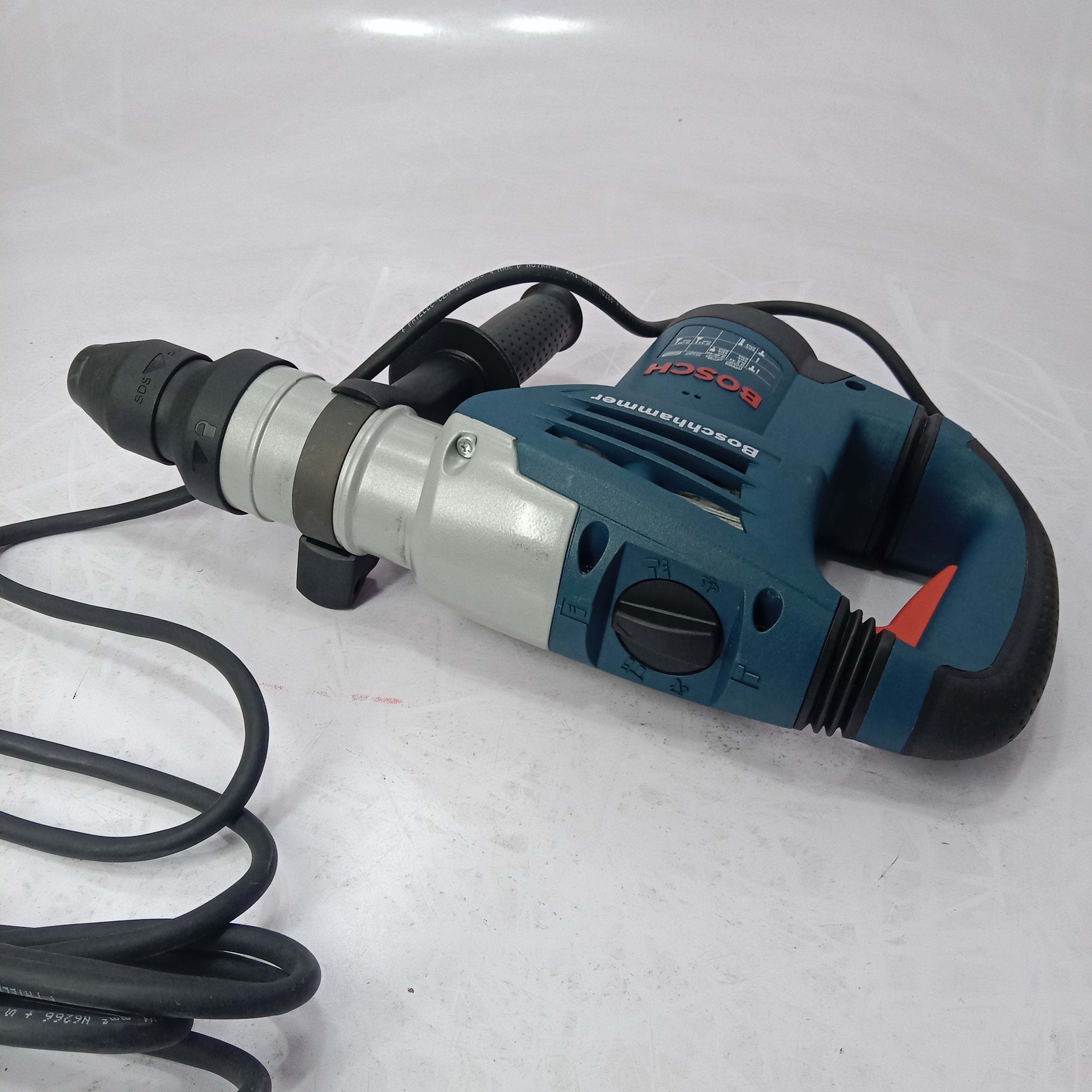 BOSCH GBH 4-32 DFR Professional Drill Hammer Machine Used in fresh condition in Pakistan thumbnail 8
