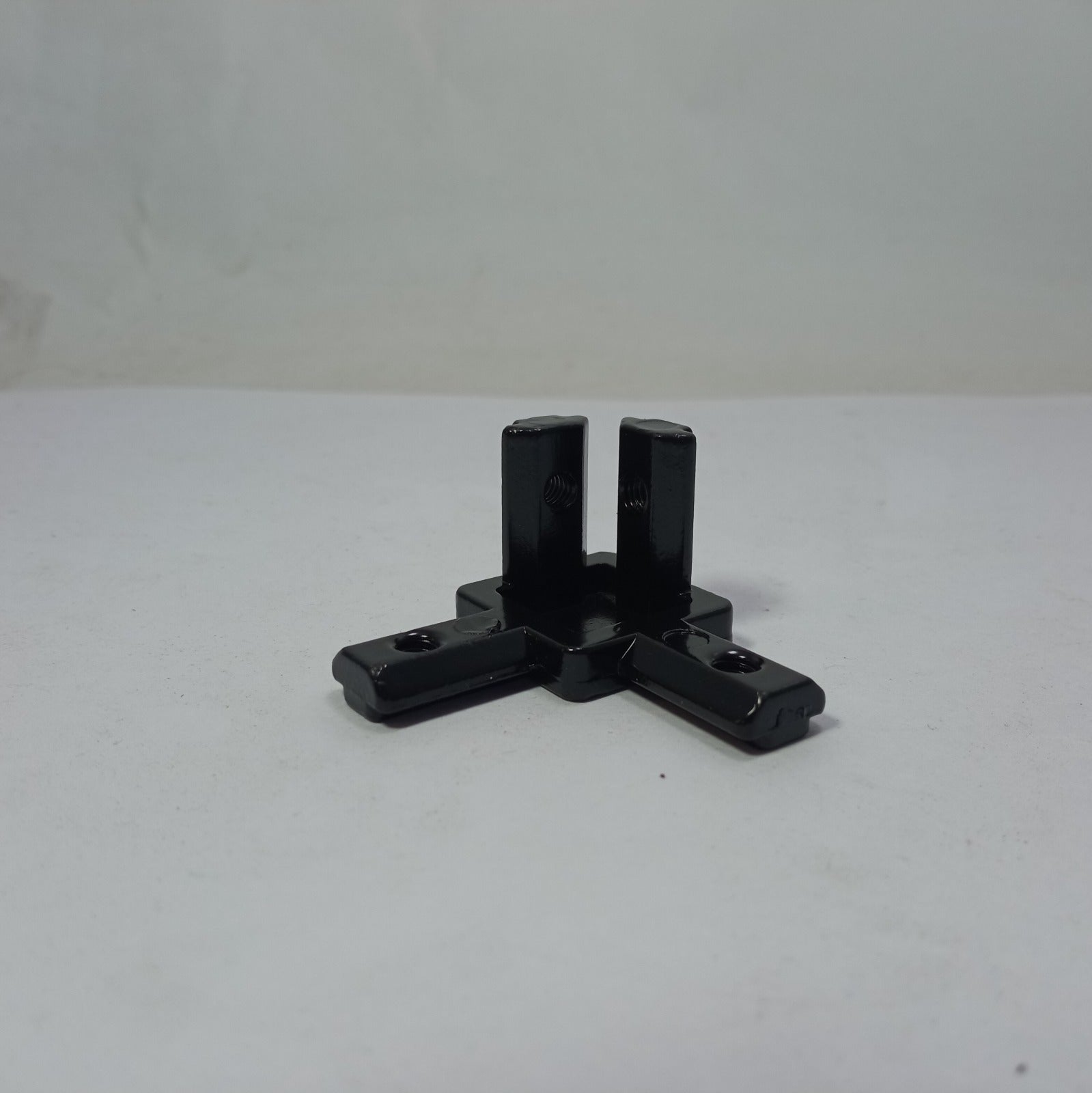 3-Way End Corner Bracket Connector in Pakistan - 20x20