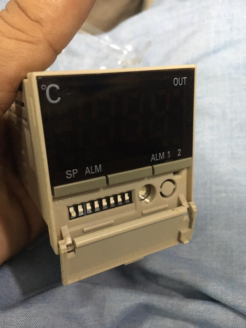 OMRON E5CS-RPU-W Temperture Controller in Pakistan thumbnail 2