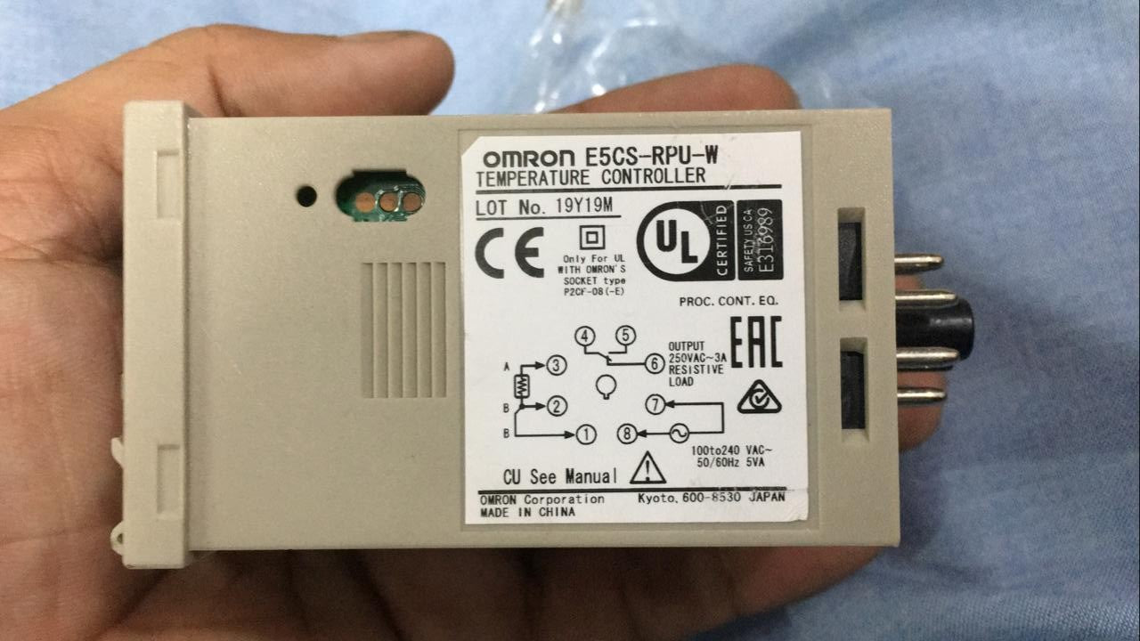OMRON E5CS-RPU-W Temperture Controller in Pakistan thumbnail 4