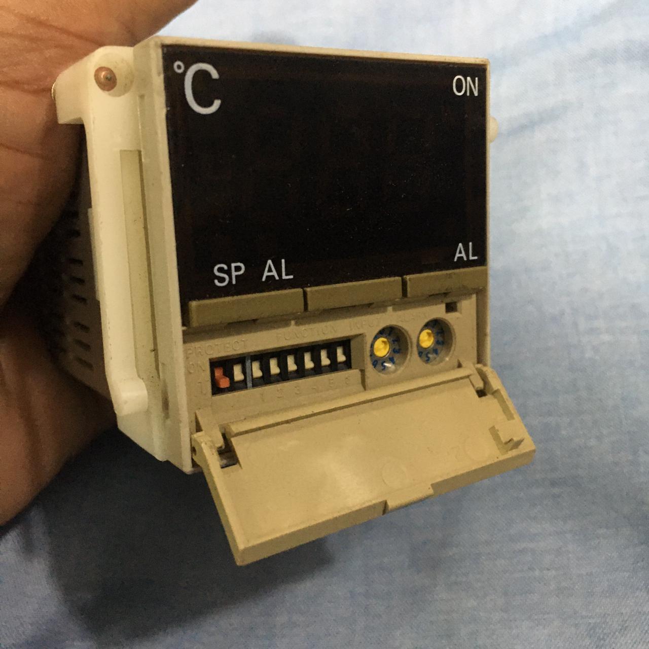 OMRON E5CS-RPU-W Temperture Controller in Pakistan thumbnail 5
