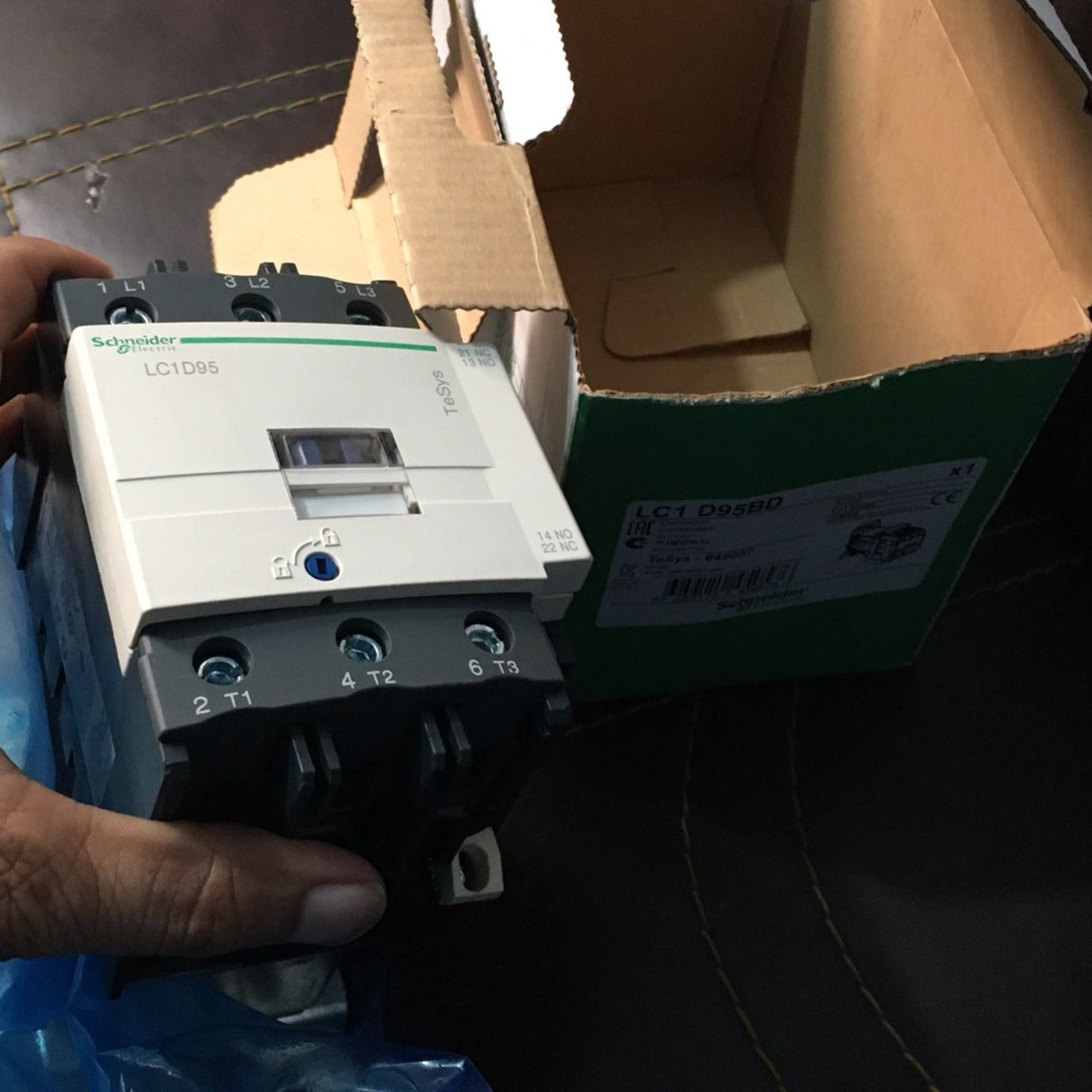 Schneider LC1D95 AC Power Contactor used item  in Pakistan thumbnail 3