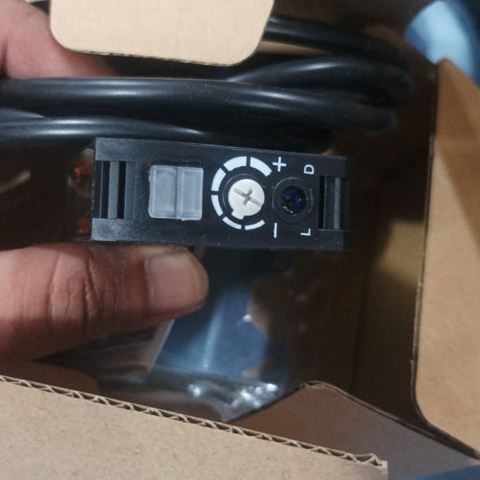 Photo Electric Switch E3JK-DR12-C sensing up to 7feet  in Pakistan thumbnail 2