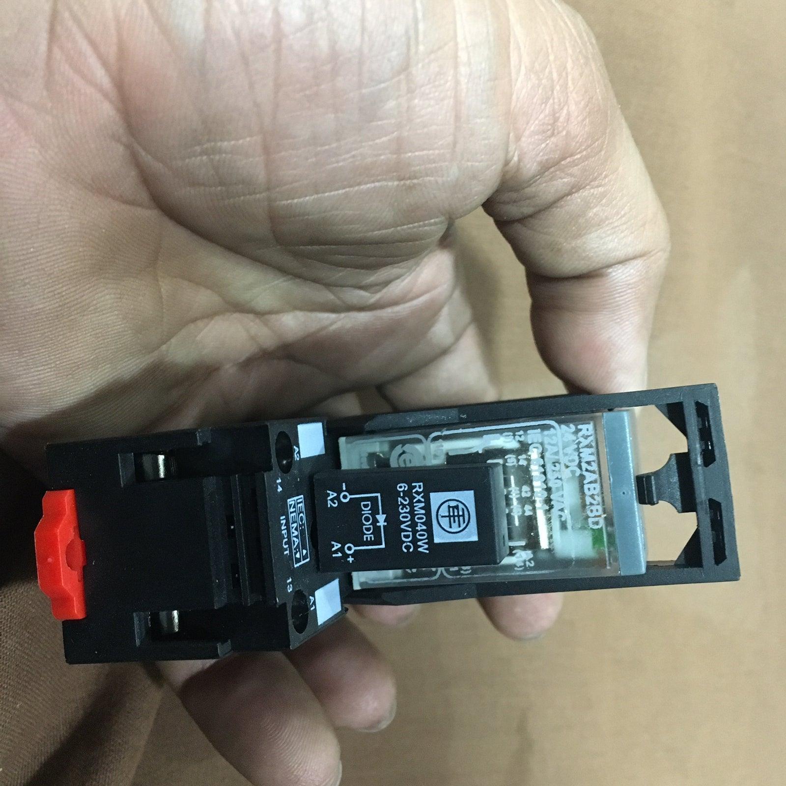 Schneider Electric RXZE2S108M Relay socket in Pakistan