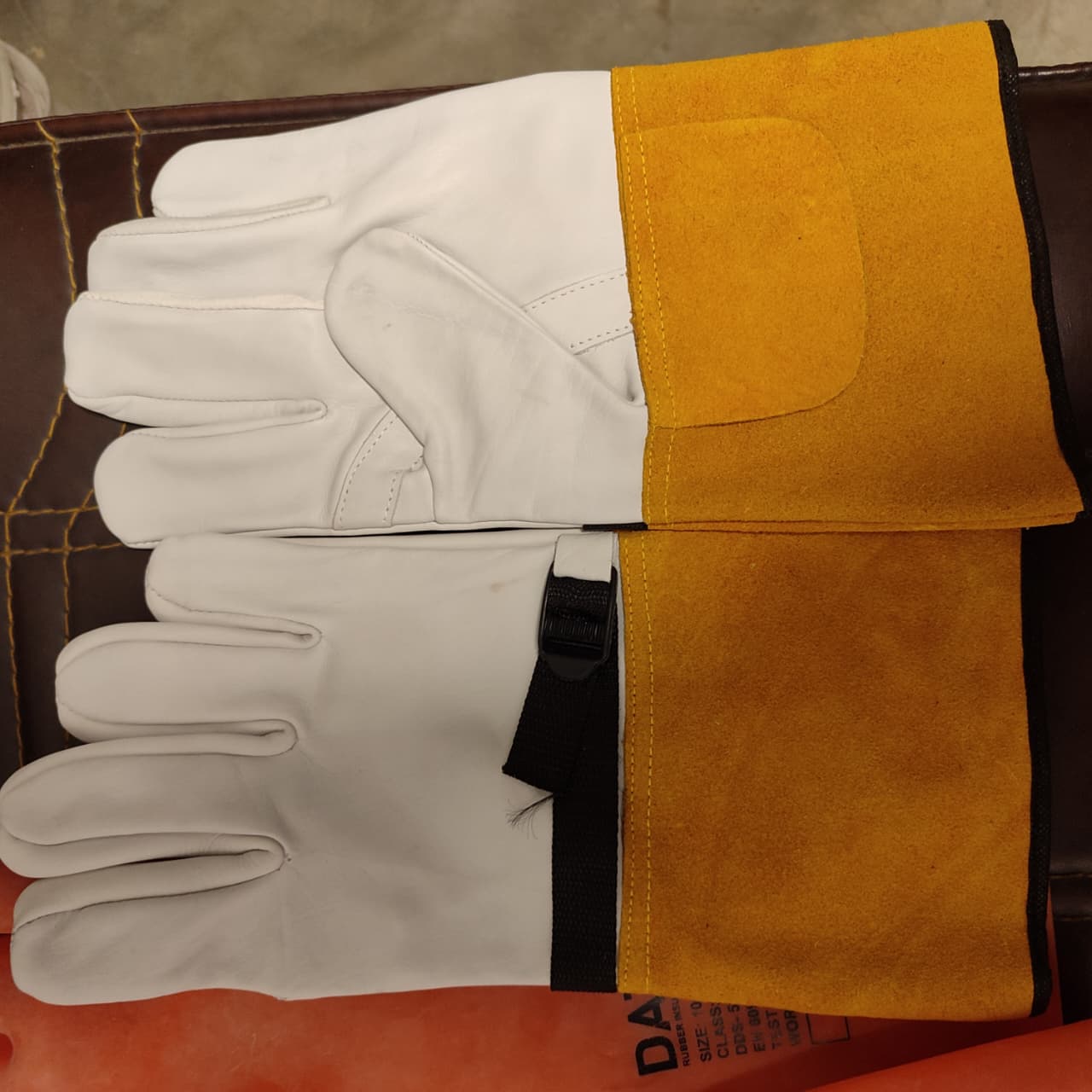 10 Inches Electric Insulating Rubber Gloves in Pakistan thumbnail 2