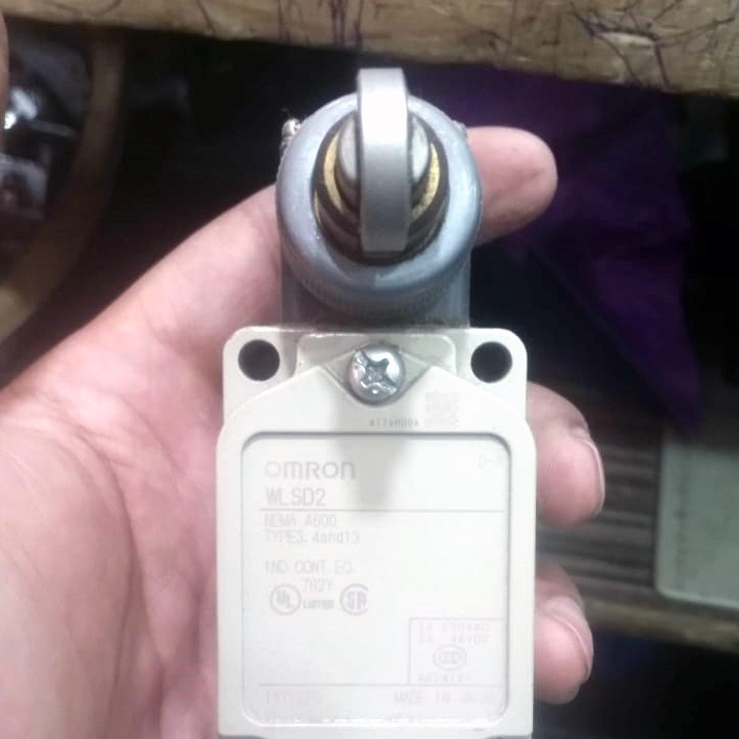 Omron WLSD2 General Purpose Switch, Standard Load, Horizontal Roller Plunger(China made) thumbnail 3